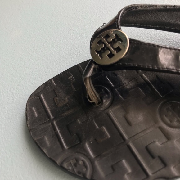 Tory Burch black patent Thora thong sandal - Picture 4 of 5